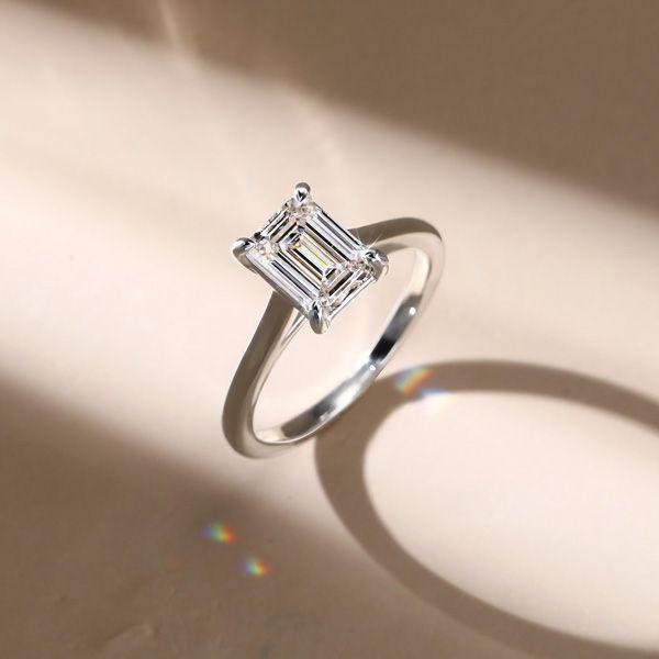 Emerald Solitaire Ring in 925 Sterling Silver - Elegant Everyday Wear